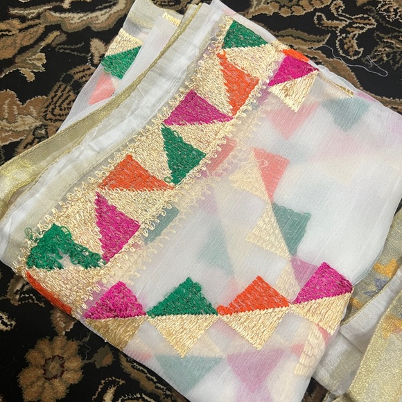 White embroidered dupatta - Picture 4 of 4